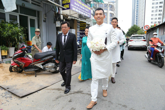 Chú rể bảnh tỏn chuẩn bị nghi lễ rước dâu.