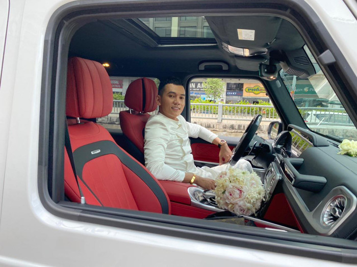 Đúng 10 giờ sáng 25/4, chú rể Lý Bình đã có mặt tại nhà gái để thực hiện nghi thức đón dâu.   