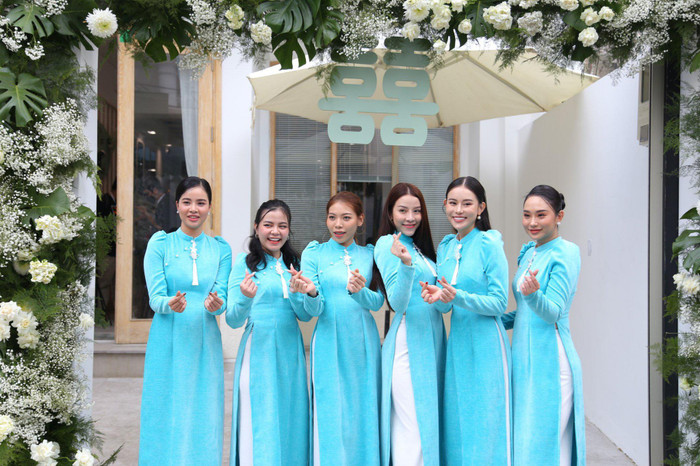 Trong ảnh, dàn phù dâu và phù rể gặp nhau trong niềm hân hoan, vui mừng, chúc phúc cho cặp đôi Phương Trinh Jolie và Lý Bình.