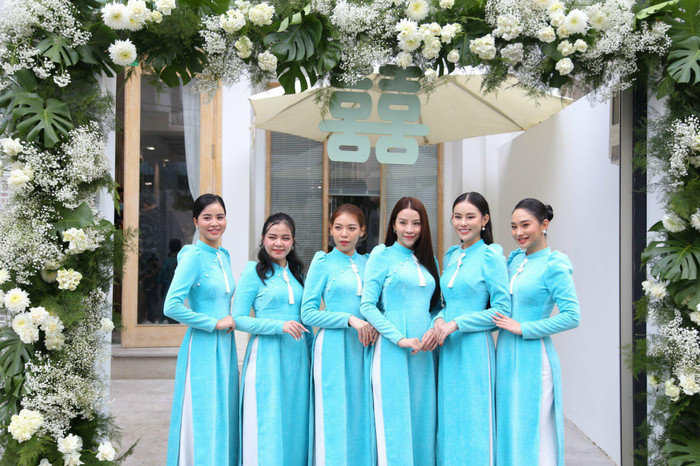 Dàn bê tráp chủ yếu là những người bạn, người thân có mối quan hệ mật thiết với cô dâu, chú rể. 