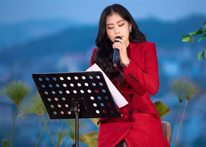 Nam Em được nhận xét là sở hữu nhiều lợi thớ, song đang gặp nhiều bất lợi từ chính những lợi thế này.