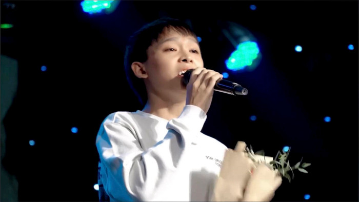 Hồ Văn Cường thử sức hát nhạc Pop Ballad trong sân khấu mới nhất gây nhiều chú ý.