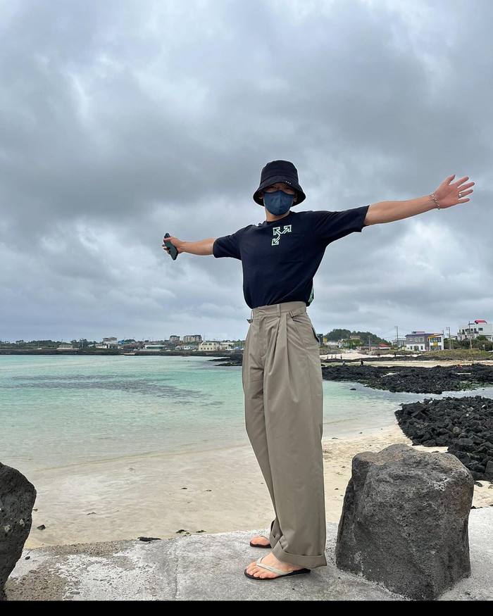 Bi Rain cùng vợ thả dáng tại biển Jeju.