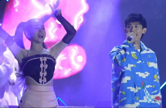 Hồng Thanh và DJ Mie sánh bước bên nhau trên sân khấu.