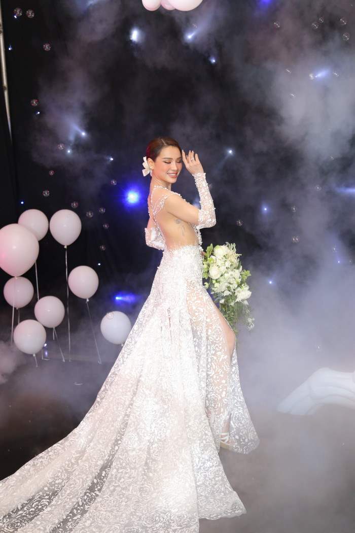 Netizen tranh cãi vì bộ váy cưới của Phương Trinh Jolie Ảnh 5