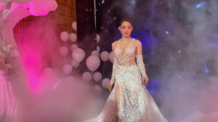 Nữ diễn viên có mặt tại địa điểm tổ chức tiệc cưới từ sớm.