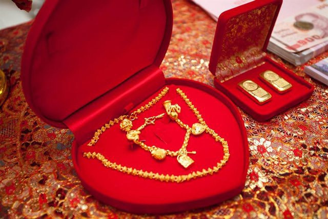 Choáng với sính lễ khủng trong đám cưới của sao Việt: Vàng, kim cương chói mắt Ảnh 6
