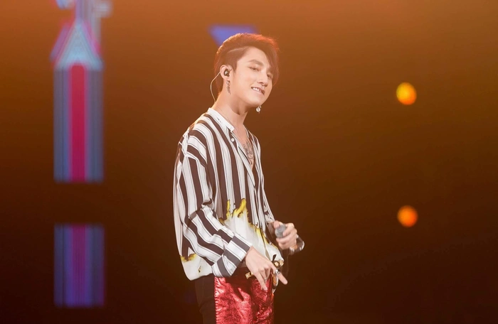 Trước clip giới thiệu 'nửa Tây nửa ta' tranh cãi, Sơn Tùng từng có với sân khấu bắn tiếng Anh mướt mượt Ảnh 5