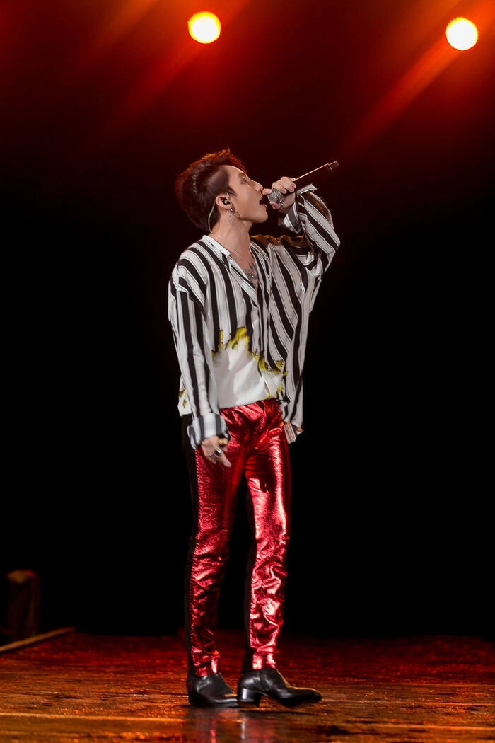 Trước clip giới thiệu 'nửa Tây nửa ta' tranh cãi, Sơn Tùng từng có với sân khấu bắn tiếng Anh mướt mượt Ảnh 8