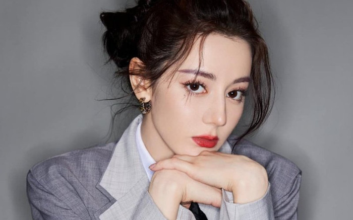 Địch Lệ Nhiệt Ba bất ngờ lên hot search vì bức ảnh cực 'nóng' này Ảnh 2