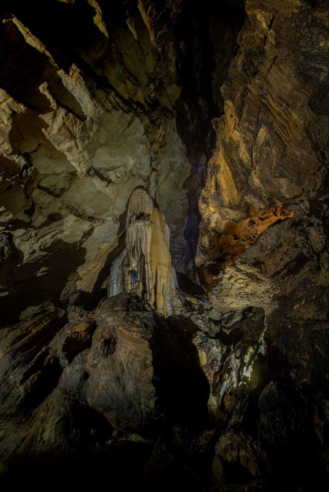 Vẻ đẹp hang Chà Lòi với những khối thạch nhũ nguyên sơ, hình thù đa dạng.&nbsp;