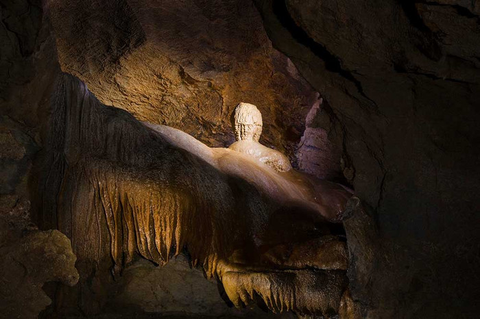 Nơi đây có khối thạch nhũ giống tượng bán thân Đại tướng Võ Nguyên Giáp nên người dân địa phương gọi là hang Ông Giáp.