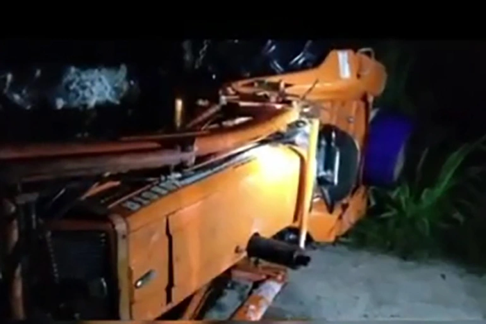 Hình ảnh chiếc máy xúc sau khi được kéo lên bờ.