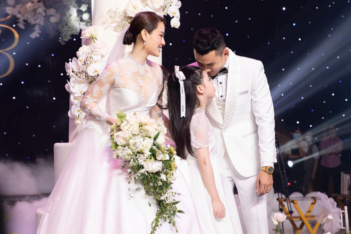 Lý Bình luôn để tâm và ân cần chăm sóc con gái trên sân khấu