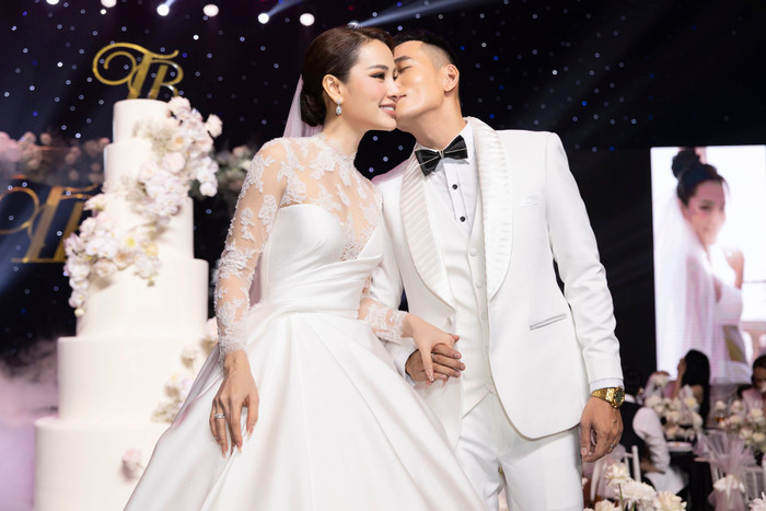 Anh không ngần ngại thể hiện tình cảm với vợ trong tiệc cưới