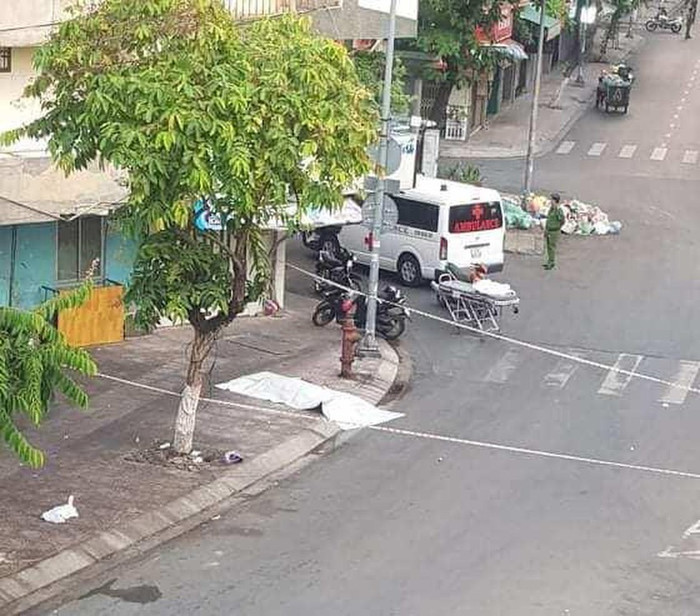 Thi thể nam thanh niên được phát hiện trên vỉa hè. Ảnh: PLO