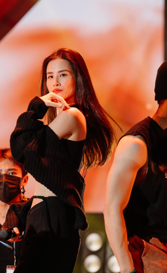 Ở góc chụp này Đông Nhi đã làm cho người xem bị 'bỏng mắt' bởi vòng eo con kiến và thần thái đầy quyến rũ