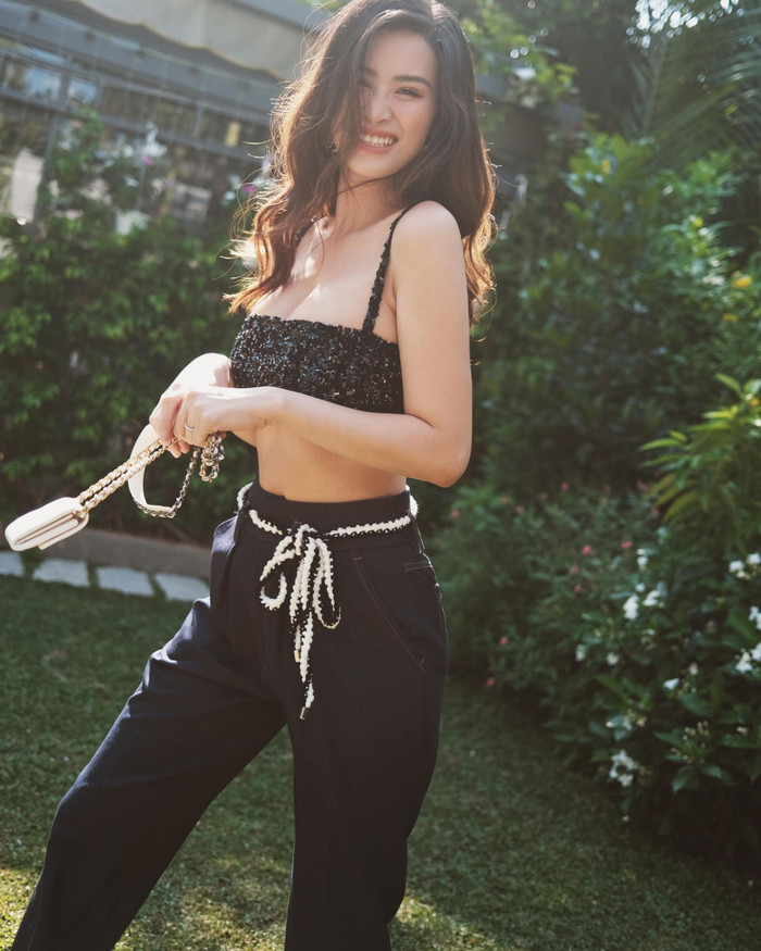 Vòng 1 đầy đặn và thân hình quyến rũ chính là điều nhiều cô gái ghen tỵ ở Đông Nhi