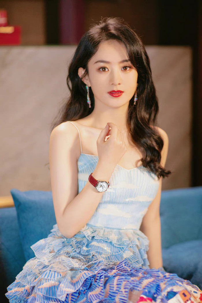 Triệu Lệ Dĩnh được nhận xét ngày càng xinh đẹp và quyến rũ