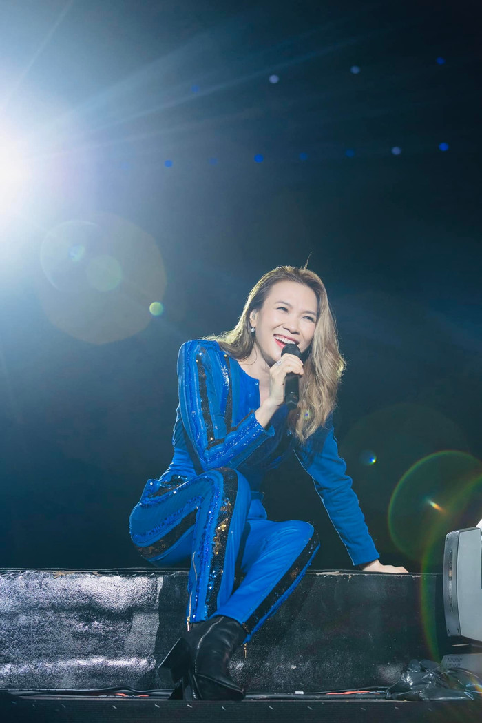 U là trời! Thí sinh Miss World Việt Nam hóa dàn đồng ca 'quẫy' hết mình trước màn biểu diễn của Mỹ Tâm Ảnh 7