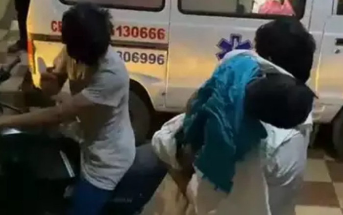 Cha cõng thi thể con trai ngồi sau xe máy vượt 90 km từ bệnh viện về nhà cùng lý do đau lòng phía sau Ảnh 2