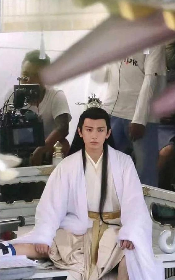 Thành Nghị bị gãy chân sau khi đóng một phân cảnh hành động trong phim.