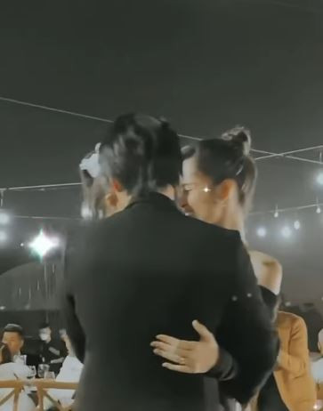 Đông Nhi đã ngại ngùng đẩy chồng ra