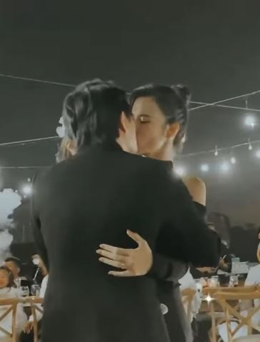 Sau đó anh đã có màn 'khóa môi' đầy nóng bỏng trước sự chứng kiến của dàn khách mời tại hôn lễ