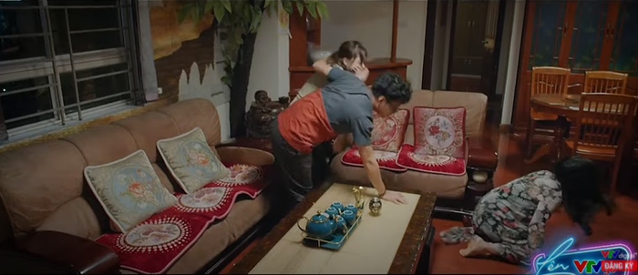 Thương Ngày Nắng Về: Khánh bị mẹ chồng tát vì 'mất dạy', bà Nga dằn mặt thông gia ngay chốn đông người Ảnh 10