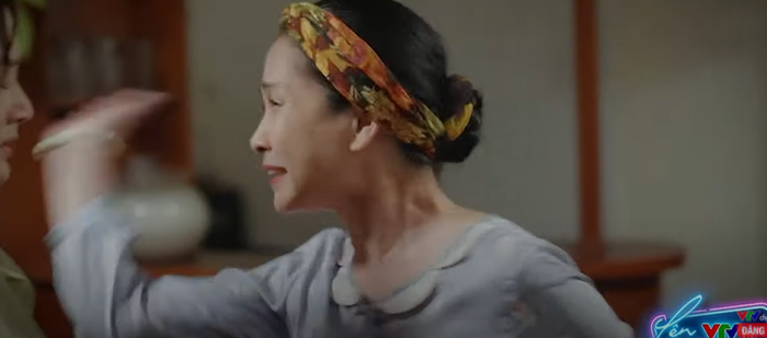 Thương Ngày Nắng Về: Khánh bị mẹ chồng tát vì 'mất dạy', bà Nga dằn mặt thông gia ngay chốn đông người Ảnh 11