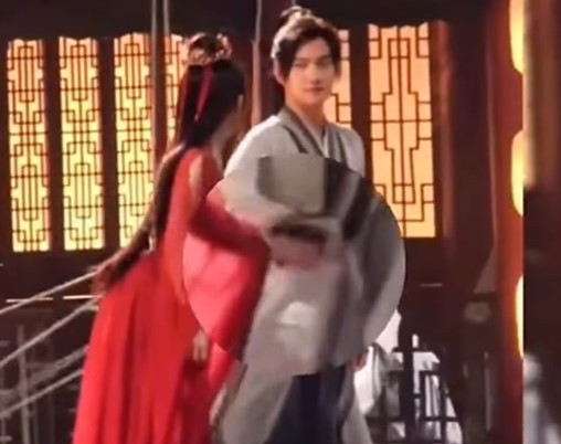 Dương Dương và Triệu Lộ Tư nắm chặt tay nhau.