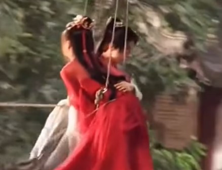 Dương Dương rất tự nhiên ôm eo bạn diễn nữ. 