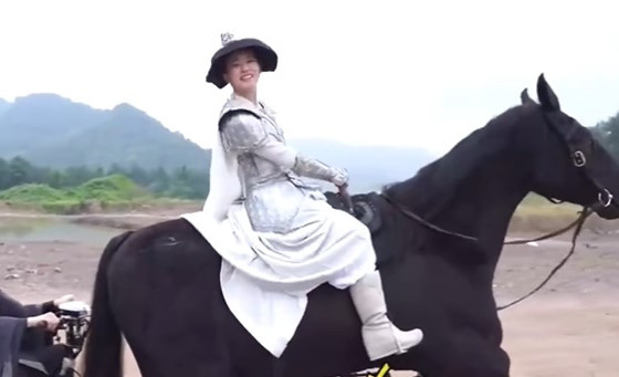 Và Triệu Lộ Tư đều phải sử dụng ngựa giả để đảm bảo an toàn. 