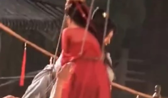 Hậu trường lại hài hước bấy nhiêu.