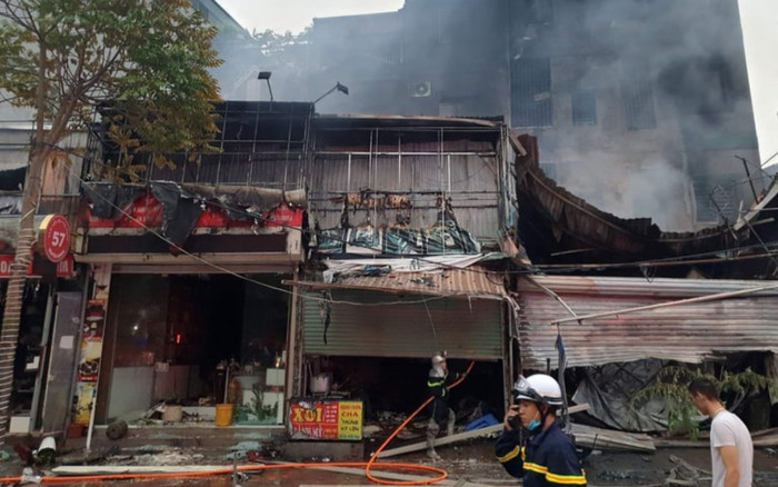 Căn nhà trên phố Hà Nội bốc cháy: Người dân la hét tháo chạy, hàng chục nhà bị ảnh hưởng Ảnh 2