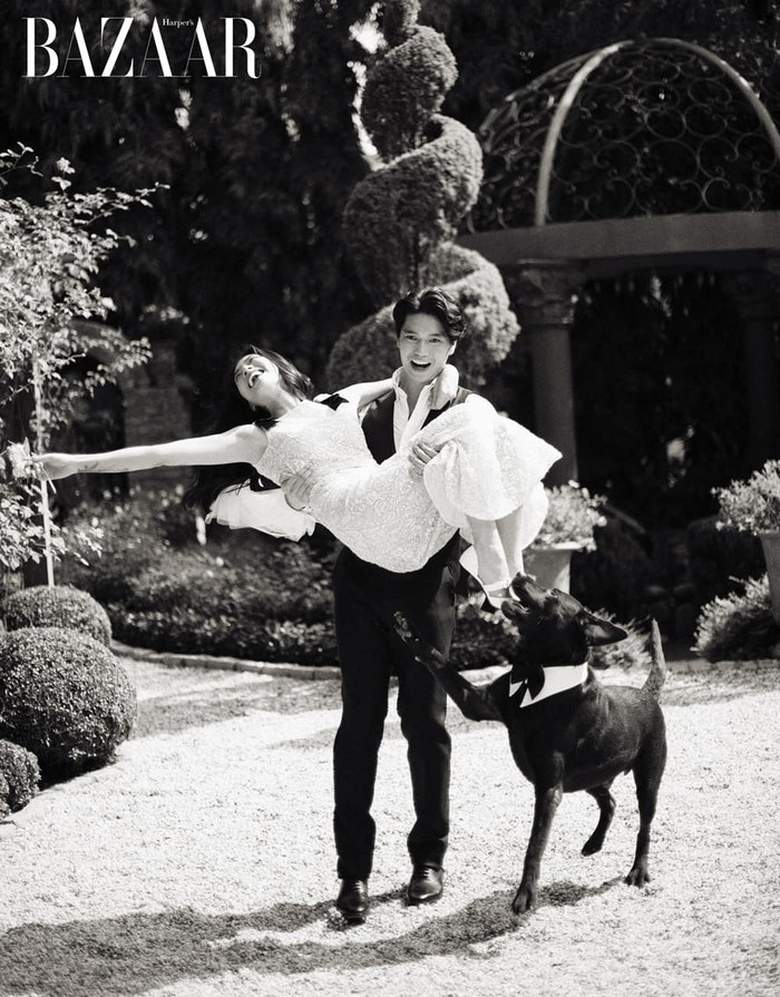 Bộ ảnh cưới ấn tượng như một poster phim điện ảnh 'hạng nhất' thời cũ, gam màu trắng đen kèm theo không gian khu vườn làm nổi bần bật visual cô dâu chú rể. Netizen không ngừng xin vía: 'Chất quá trời ơi!'