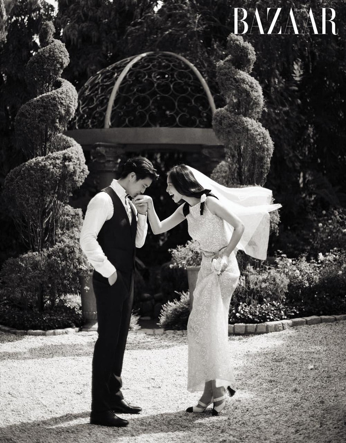 Thiết kế dài ôm sát cơ thể thanh mảnh của tân nương Ngô Thanh Vân, nhấn nhá ở vai bằng bông hoa trắng khiến hình ảnh đả nữ cứng cỏi biến mất trong phút chốc mà chỉ còn lại hình ảnh một Ngô Thanh Vân mỏng manh, dịu dàng. 