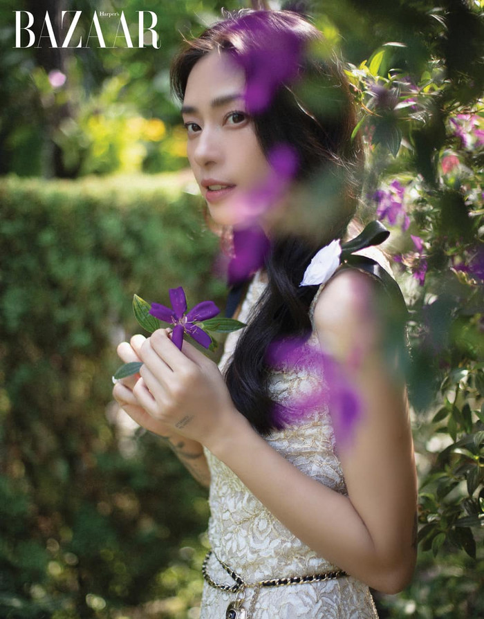 Người đi lấy chồng cũng như được 'thay máu', đâp tan diện mạo nữ cường của Hai Phượng, nay Ngô Thanh Vân cũng biết tạo dáng bên hoa cơ đấy!