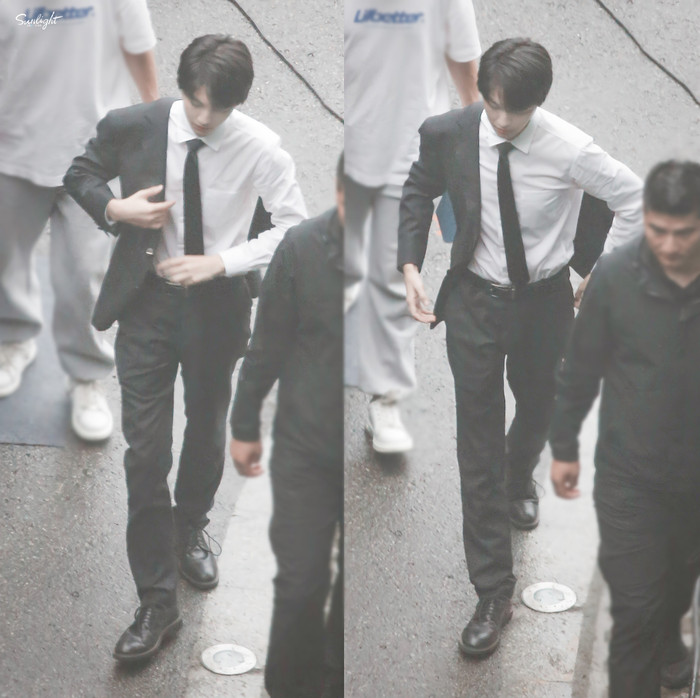 Vương Tuấn Khải tại phim trường Cánh Cửa Trùng Sinh.