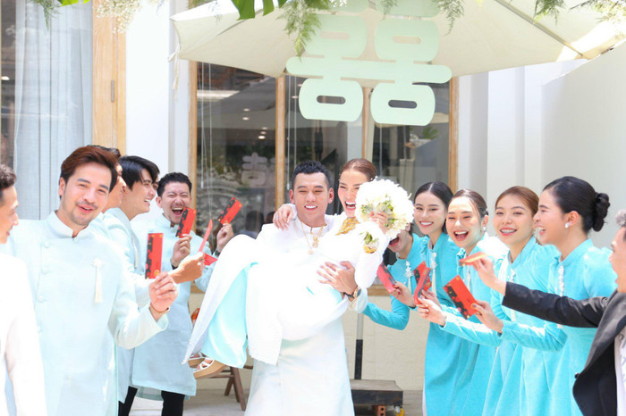 Riêng về sính lễ của nhà trai, ba mẹ Lý Bình mang theo 88 cây vàng trị giá ước tính hơn 6 tỷ đồng và bộ trang sức kim cương, hột xoàn hơn 2 tỷ đồng. 