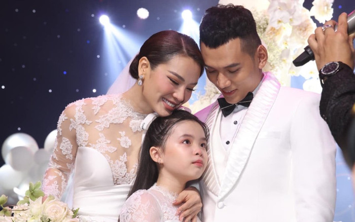 Cuộc sống hôn nhân viên mãn của những mỹ nhân Việt lấy chồng kém tuổi Ảnh 2