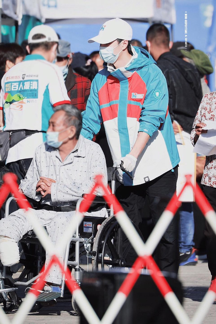 Vương Nhất Bác tham gia tình nguyện.