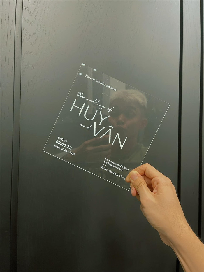 Thiệp cưới của cặp đôi cũng đang được gửi tới các khách mời.