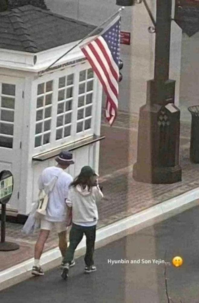 &nbsp;Để đảm bảo riêng tư, hai người không dẫn theo trợ lý.&nbsp;