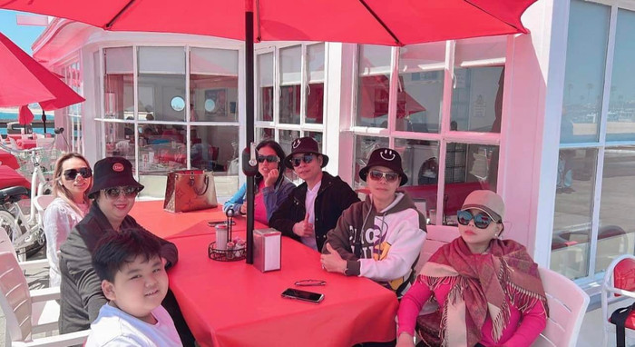 Cô tận hưởng chuyến đi vui vẻ cùng gia đình và đồng nghiệp.