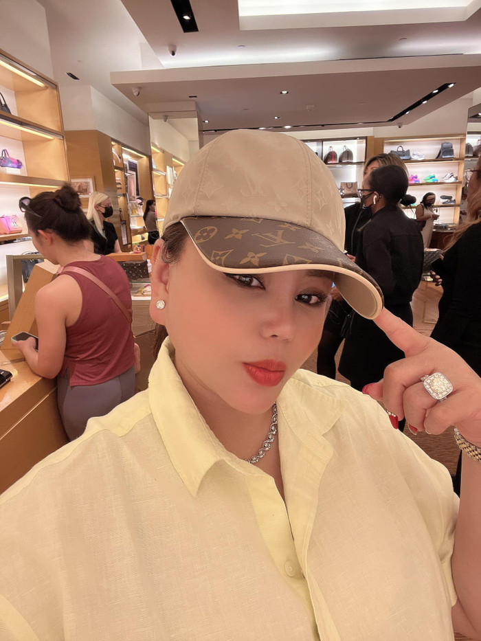 Nghệ sĩ Lê Giang tinh tế khoe trọn nhẫn kim cương đắt tiền, sáng chói cùng phụ kiện đắt đỏ.