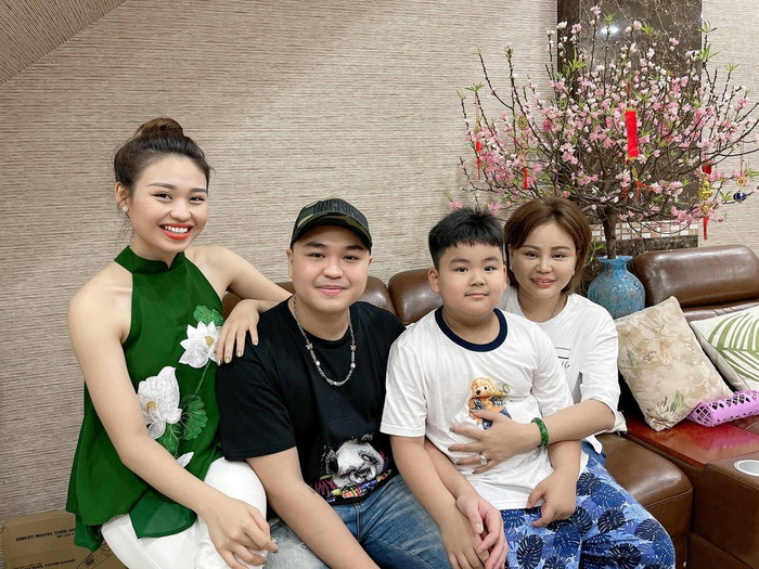 Lê Giang hạnh phúc cùng gia đình nhỏ.