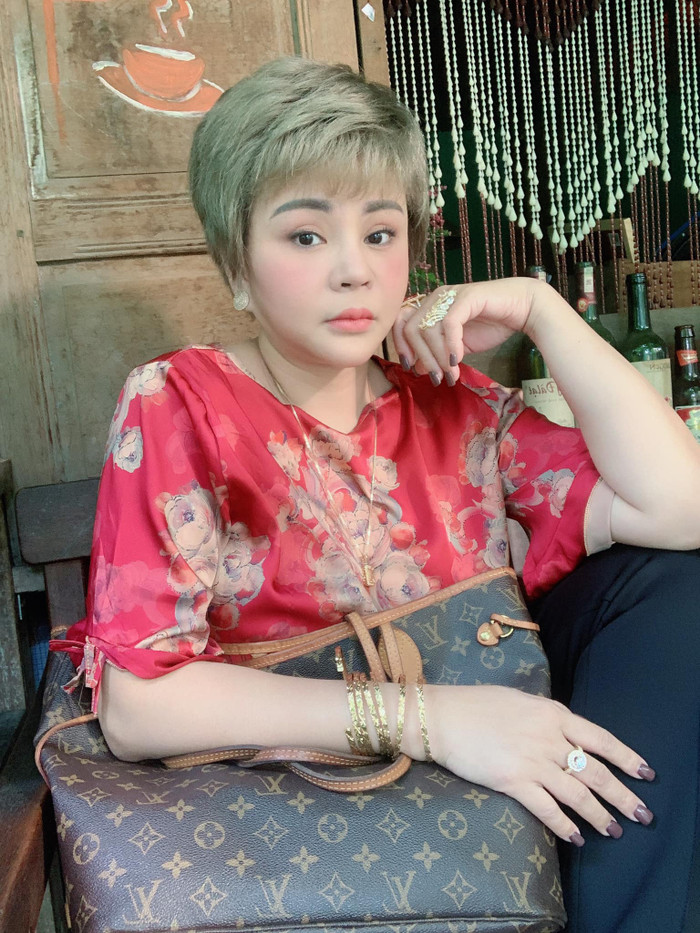 Lê Giang cũng thường khoe phụ kiện hay trang sức đắt đỏ.