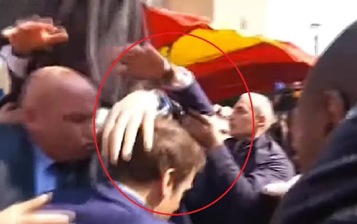Video Tổng thống Pháp Macron bị người dân quá khích ném cà chua Ảnh 2