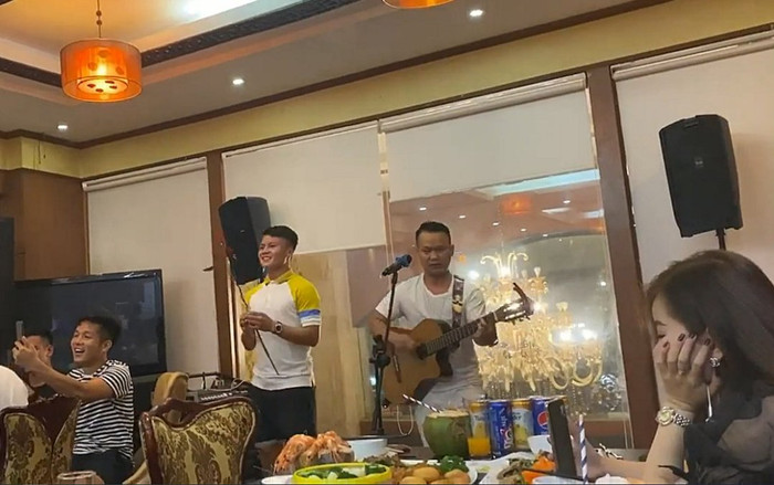 Xem Quang Hải 'quẩy' tưng bừng bản hit Sóng gió của Jack, CĐV Hà Nội có nhớ anh? Ảnh 2